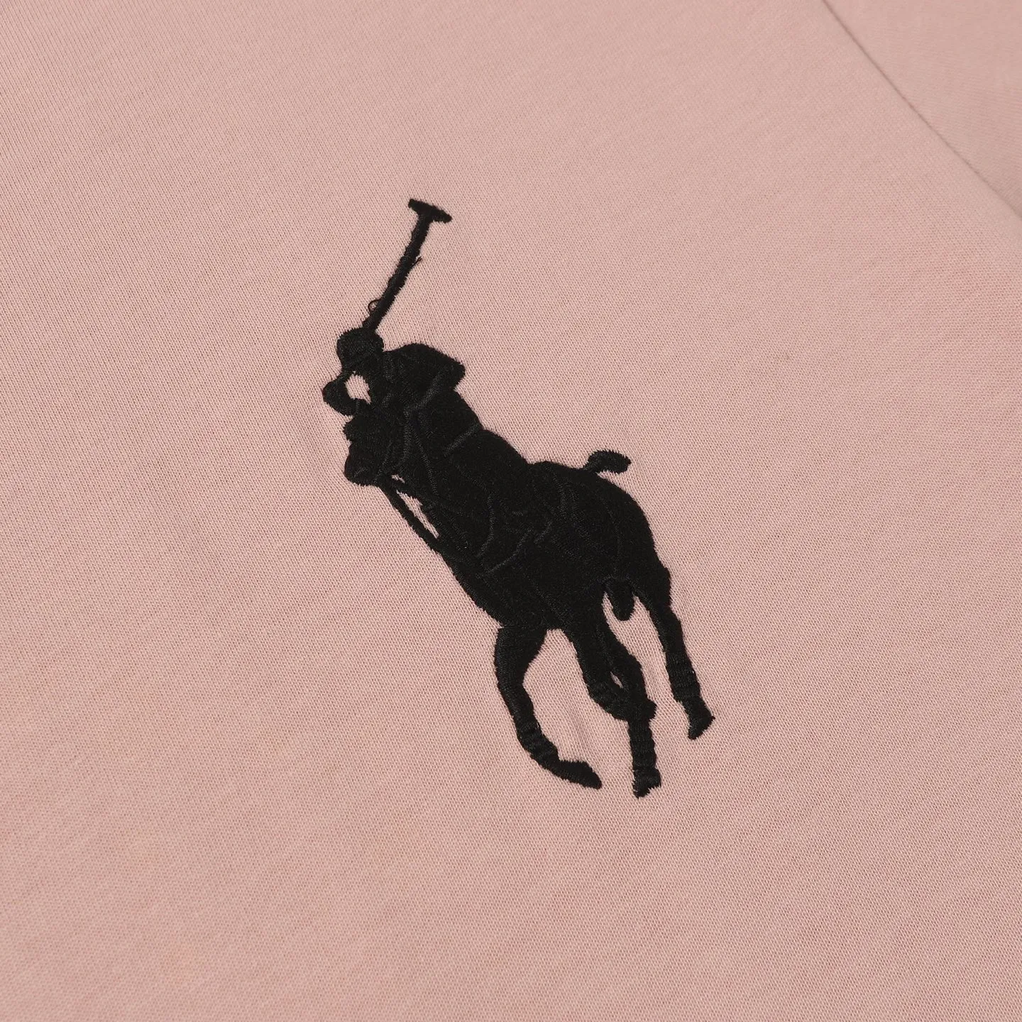 P130 Style number: A001 Brand reputation: Ralph Lauren is an internationally renowned high-end fashion brand that represents quality, style and status. Wearing its short sleeves can highlight consumers' taste and body. Classic design: The brand has unique and enduring classic design elements, such as the polo logo, iconic color matching, etc., which are both fashionable and recognizable. High-quality fabric: Made of double yarn 280g fabric, usually made of high-quality cotton fabric, which is soft, breathable, and sweat-absorbent, comfortable to wear, and suitable for various occasions and seasons. Exquisite craftsmanship: Pay attention to detail processing and production technology, neat stitching, and tailoring to ensure the durability and beauty of the clothing. Diversified styles: covering a variety of styles from casual to formal, simple to gorgeous, meeting the individual needs and wearing scenarios of different consumers. Strong matchability: Can be matched with a variety of bottoms, jackets and accessories to easily create a variety of different fashion looks. Inheritance and innovation: While maintaining the traditional charm of the brand, we constantly innovate designs and incorporate new fashion elements to keep our products attractive. Brand values: The American lifestyle and positive values ​​conveyed by Ralph Lauren are also recognized and yearned for by consumers. Color: Black White Gray Blue White Blue Red Pink Sky Blue Bean Green Burgundy Complete Sizes: S, M, L, XL,